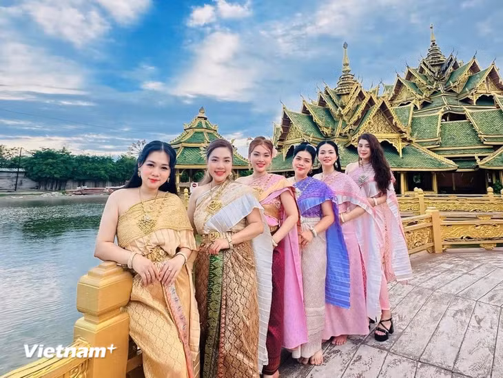Du khách Việt trải nghiệm trang phục truyền thống Thái Lan trên hành trình khám phá nước bạn. (Ảnh: CTV/Vietnam+)