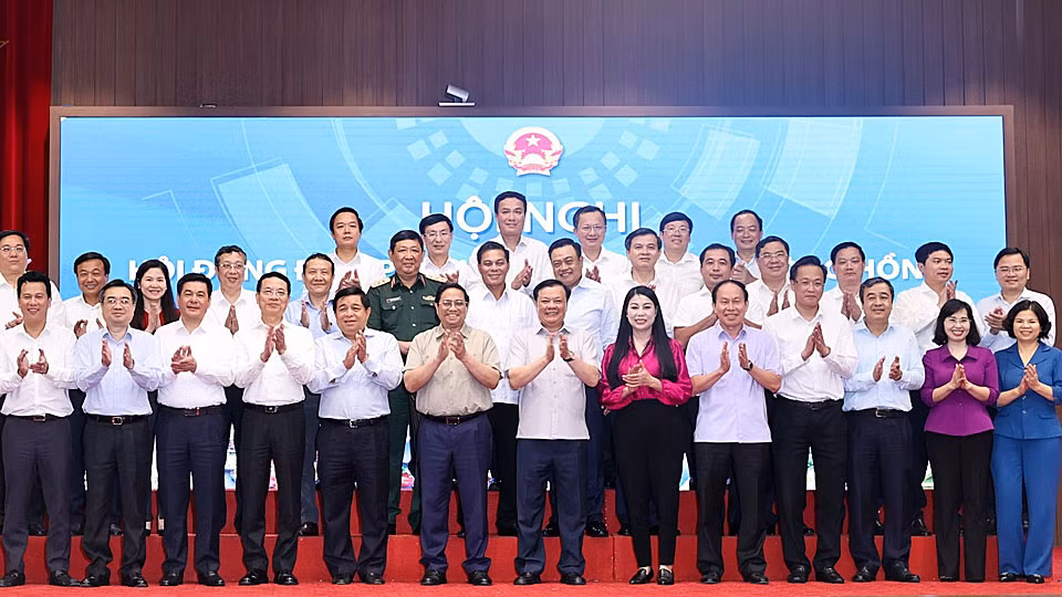 Thủ tướng chụp ảnh lưu niệm với các đại biểu đại diện cho các bộ, ngành, địa phương tham dự hội nghị.
