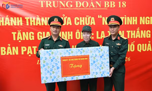 Trung đoàn Bộ binh 18 bàn giao nhà sau sửa chữa cho cựu chiến binh