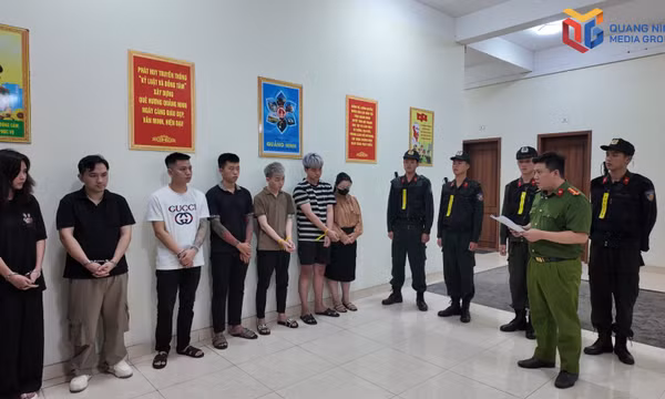 Lật tẩy đường dây buôn bán khí cười trá hình