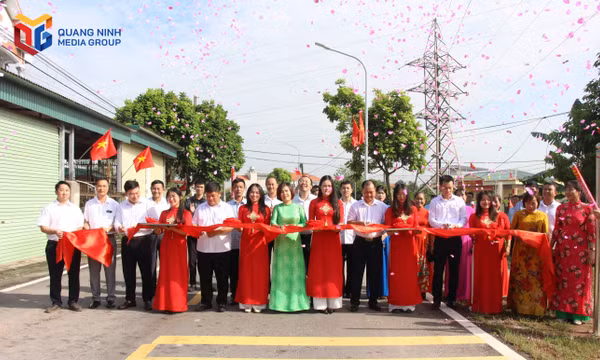 Khởi công, gắn biển nhiều công trình chào mừng thành phố Quảng Ninh