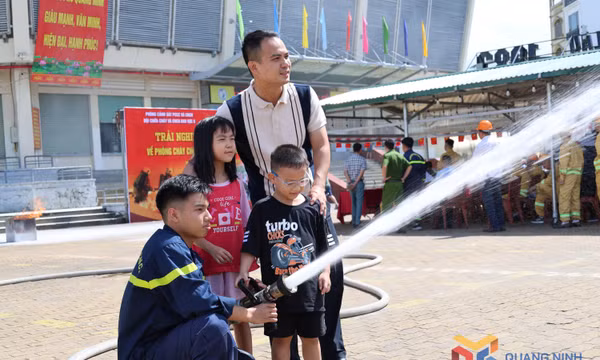 Trải nghiệm, thực hành PCCC và CNCH tại chợ Móng Cái