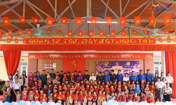 Trao 100 suất quà Trung thu cho trẻ em Bình Liêu