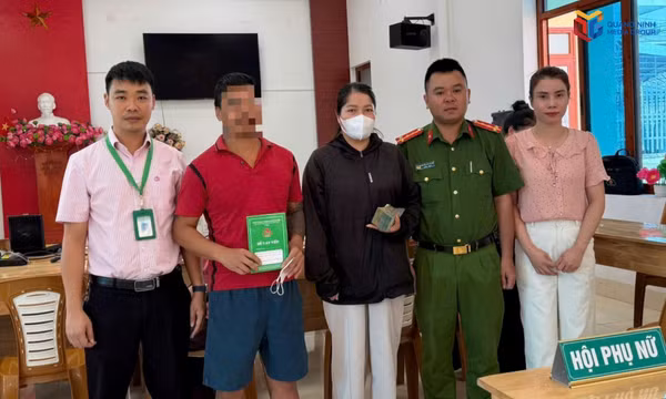 Trao nguồn vốn vay ưu đãi cho người sau cai nghiện tái hòa nhập cộng đồng
