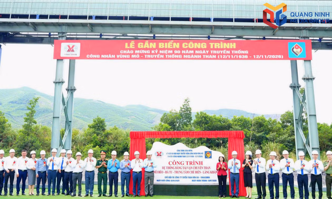 Gắn biển công trình Tuyến băng tải Tuyển than Hòn Gai