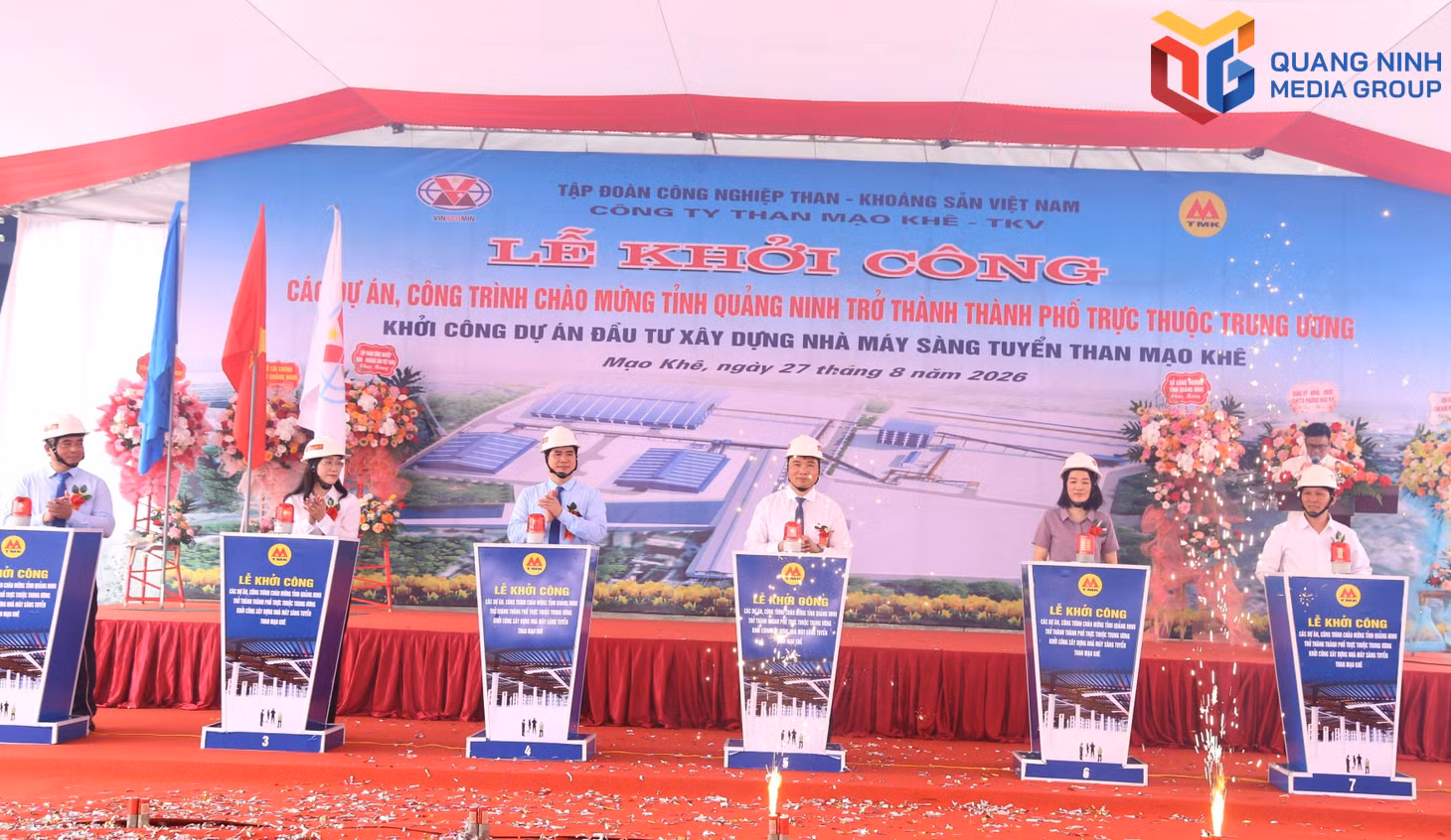 Các đại biểu thực hiện nghi thức khởi công Dự án đầu tư xây dựng Nhà máy sàng tuyển than Mạo Khê.