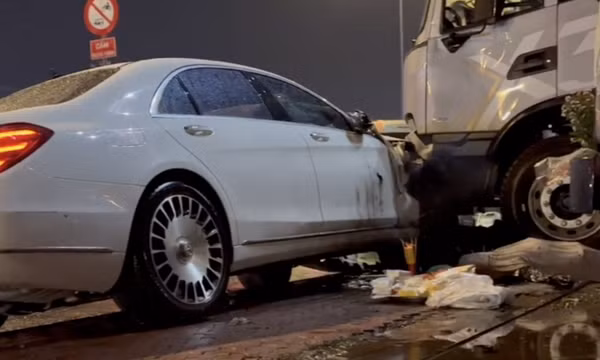 Ô tô Mercedes tông văng 6 xe máy, một người tử vong
