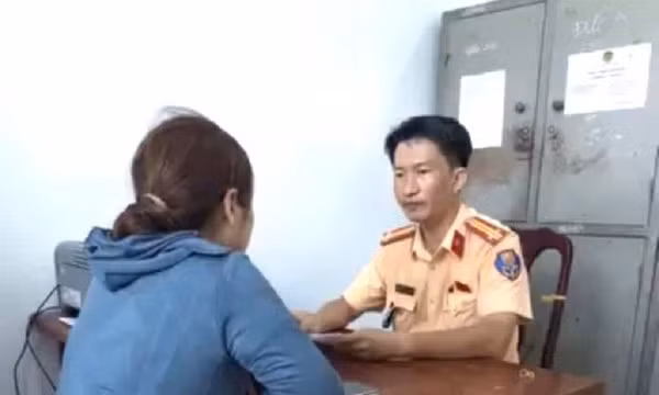 Xử phạt nữ tài xế vừa lái ô tô vừa sử dụng điện thoại ở Đà Nẵng 