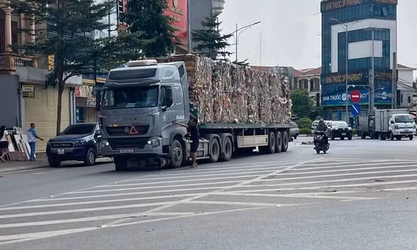 Mẹ tử vong, con nhỏ bị thương sau va chạm xe đầu kéo ở Hưng Yên