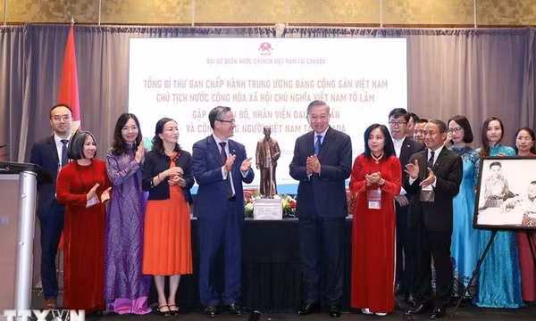 Tổng Bí thư, Chủ tịch nước Tô Lâm gặp gỡ cán bộ, nhân viên Đại sứ quán và cộng đồng người Việt Nam tại Canada
