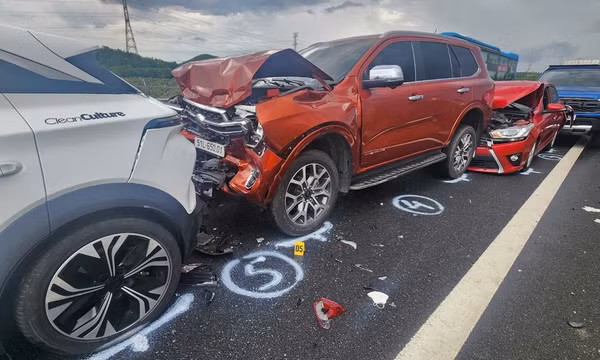 Thấy gì qua hai vụ tai nạn liên hoàn trên cao tốc?