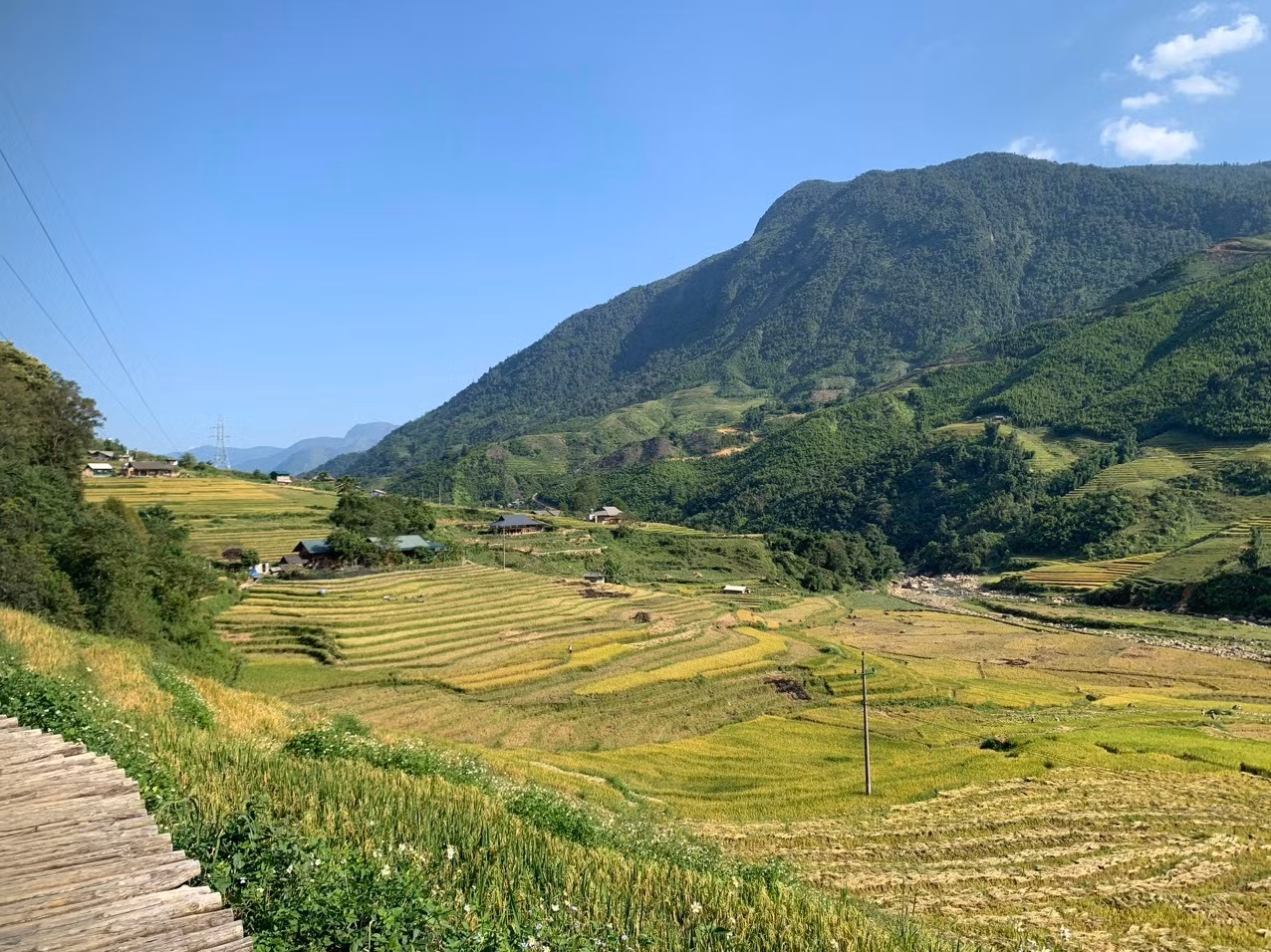 “Muốn trải nghiệm cuộc sống của đồng bào dân tộc nơi đây và cảm nhận vẻ đẹp của những thửa ruộng bậc thang thì một ngày không thể nào đủ. Hãy dành ra ít nhất một đêm ngủ lại tại bản, để được ngắm bình minh khi những tia nắng ló rạng, hay chiều hoàng hôn xem người dân bản thu hoạch, đốt rơm rạ...“, Phương Linh cho biết.
