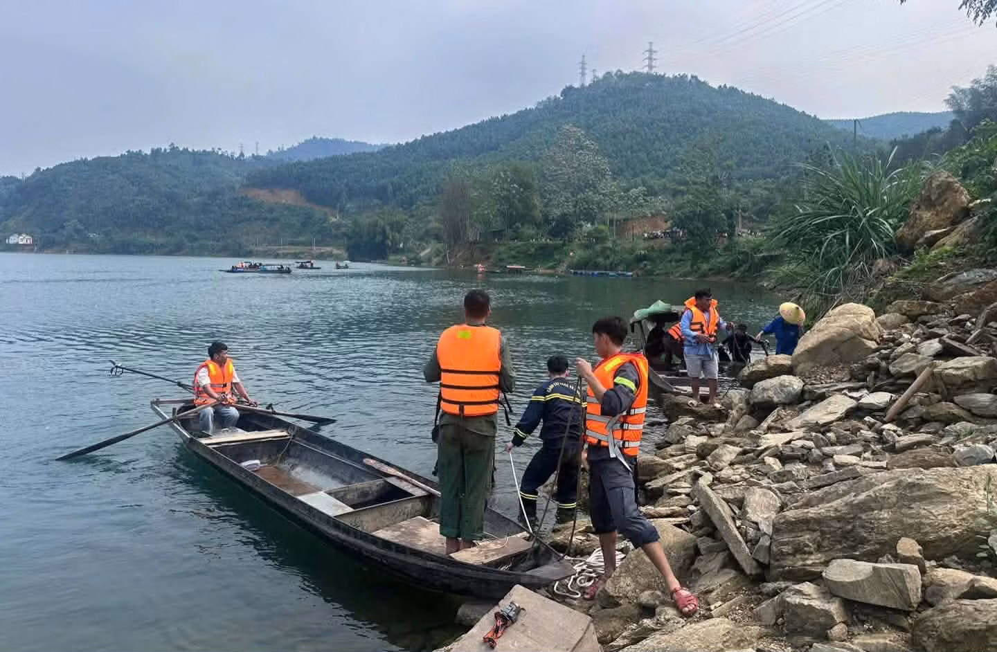 Các lực lượng chức năng triển khai tìm kiếm nạn nhân mất tích. Ảnh: Công an Tuyên Quang
