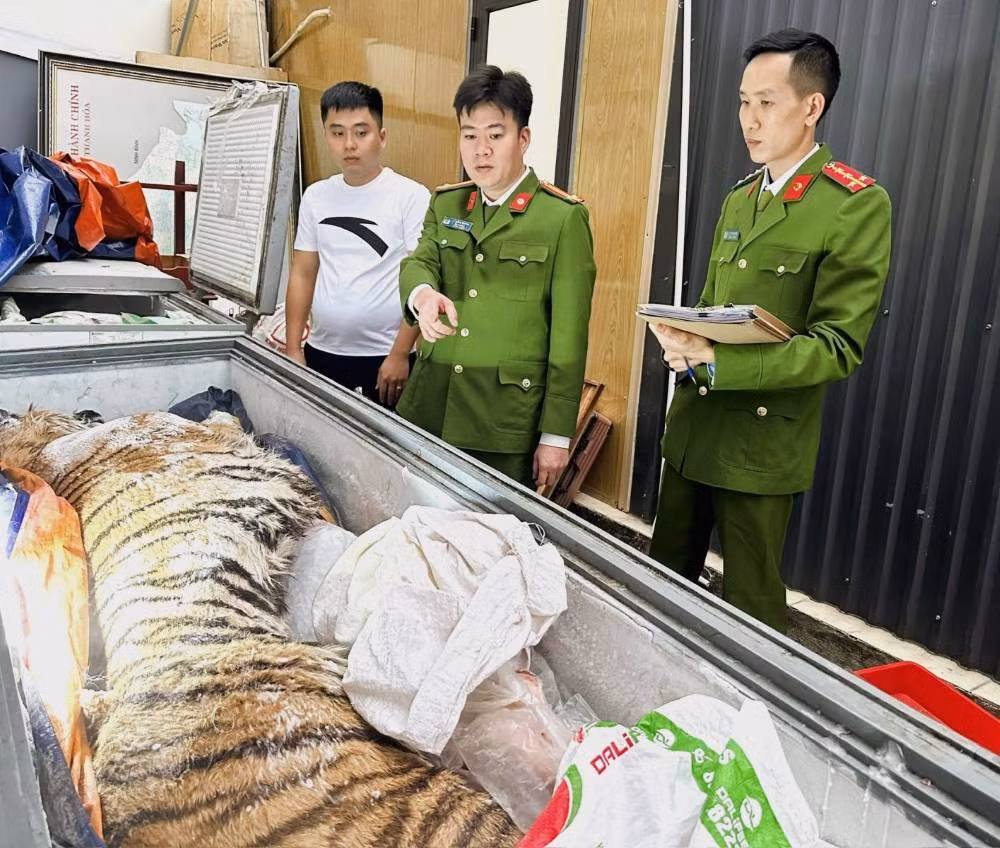 Đối tượng Nguyễn Doãn Sơn (mặc áo phông trắng). Ảnh: Công an Thanh Hóa