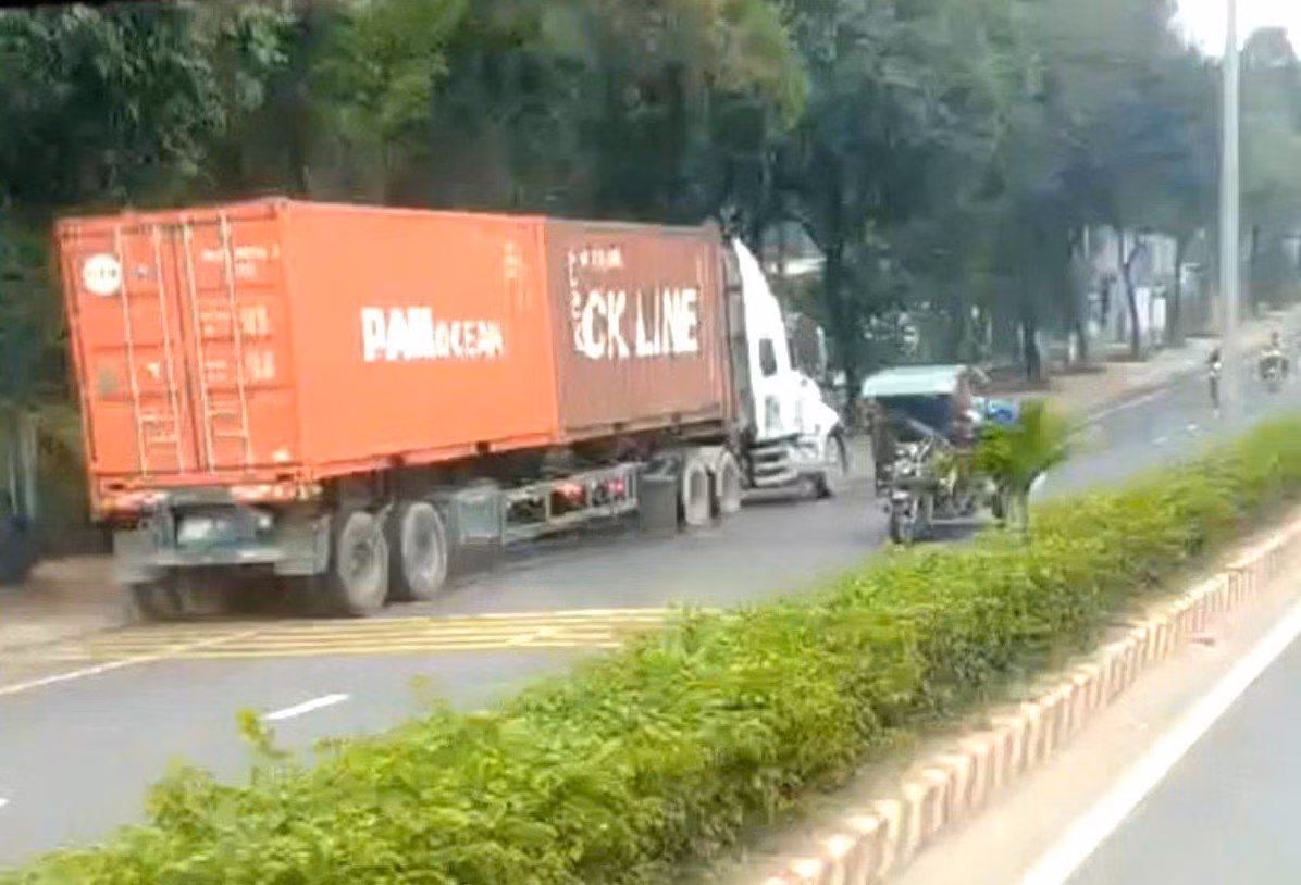 Xe container chạy ngược chiều khiến nhiều người hoảng sợ. Ảnh cắt từ clip bạn đọc cung cấp