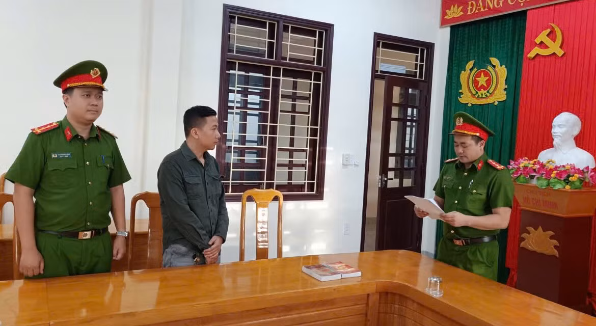 Cơ quan Cảnh sát điều tra Công an tỉnh Quảng Trị đọc quyết định khởi tố đối với Nguyễn Viết Hải về tội "Mua bán trái phép hóa đơn". Ảnh: Công an Quảng Trị