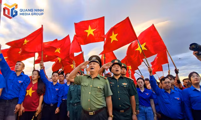 Đón Quốc khánh giữa bình minh Yên Tử