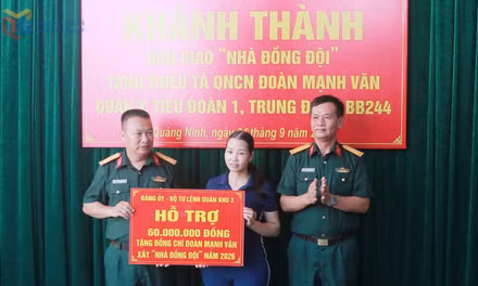 Trao Nhà đồng đội tặng gia đình quân nhân có hoàn cảnh khó khăn