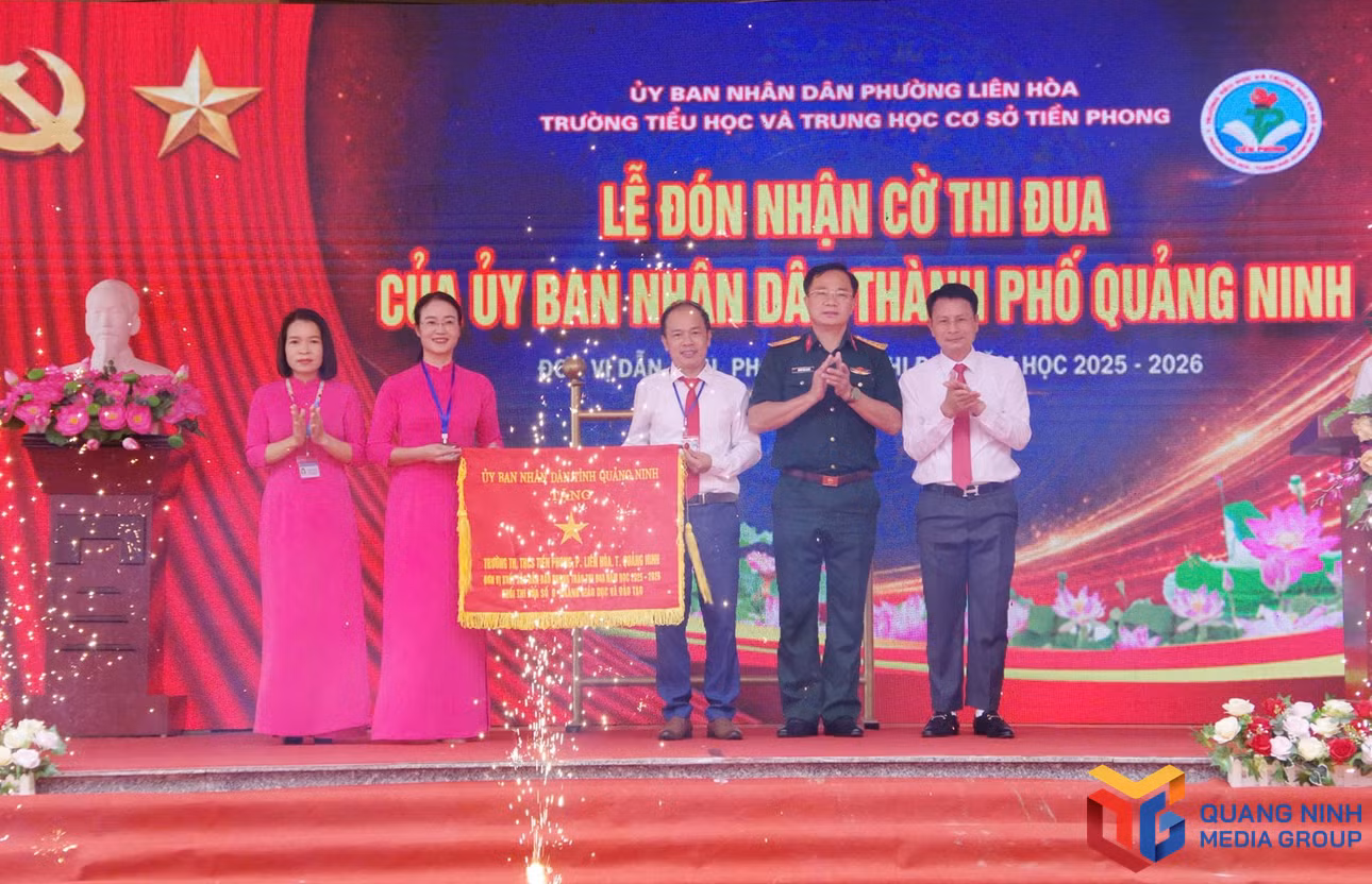 Đại tá Hoàng Văn Thuyết trao Cờ thi đua của UBND thành phố Quảng Ninh tặng Trường TH&amp;THCS Tiền Phong, đơn vị xuất sắc dẫn đầu phong trào thi đua năm học 2025-2026, Khối thi đua số 9 ngành Giáo dục và Đào tạo.