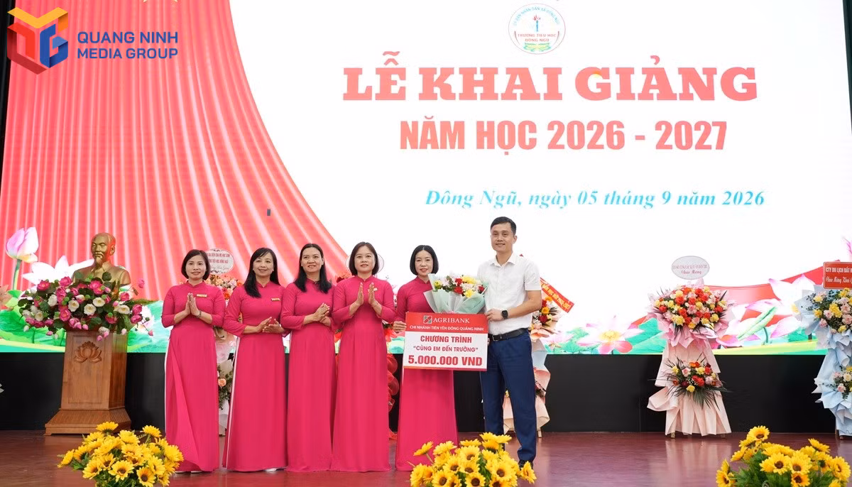 Agribank chi nhánh Đông Quảng Ninh khu vực Tiên Yên trao quà cho các em học có hoàn cảnh khó khăn của trường nhân dịp năm học mới.