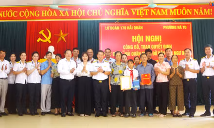 Lữ đoàn 170 trao quyết định “Hải quân nhận đỡ đầu con ngư dân” tại phường Hà Tu