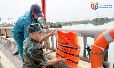 Ban CHQS xã Hải Ninh bố trí phương tiện cứu hộ tại các điểm xung yếu