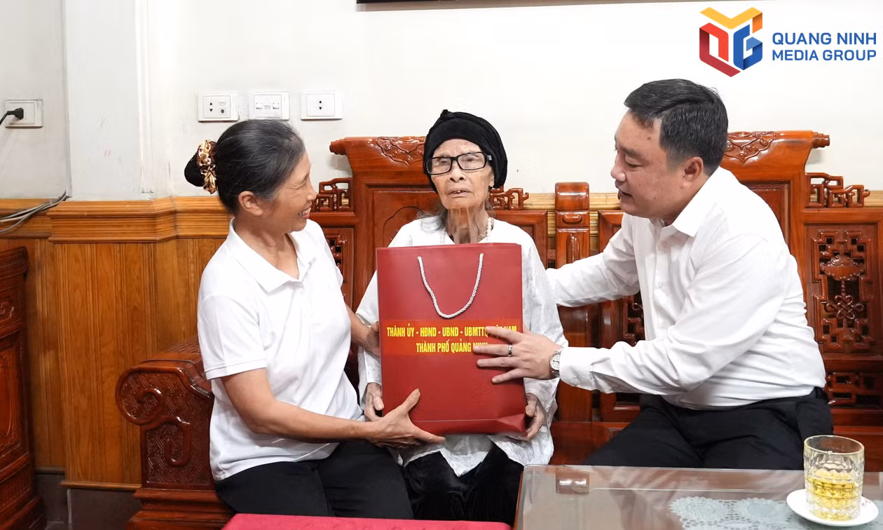 Các đồng chí lãnh đạo thành phố thăm, tặng quà người cao tuổi 
