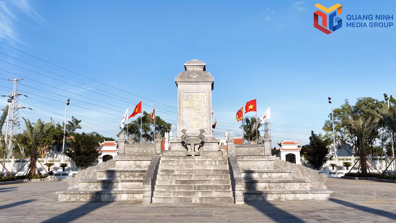 Đài Hoàng Đế lệnh chỉ (thuộc Khu di tích Địa điểm khai thác than đầu tiên của Việt Nam), nơi khắc bức chỉ dụ ngày 10/1/1840 của vua Minh Mạng.