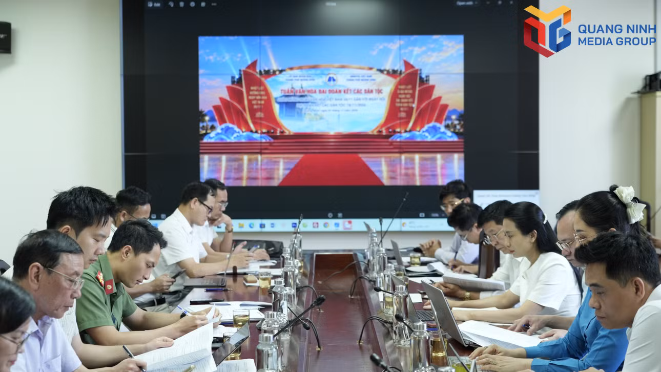 Cuộc họp thống nhất phương án thiết kế sân khấu chương trình.