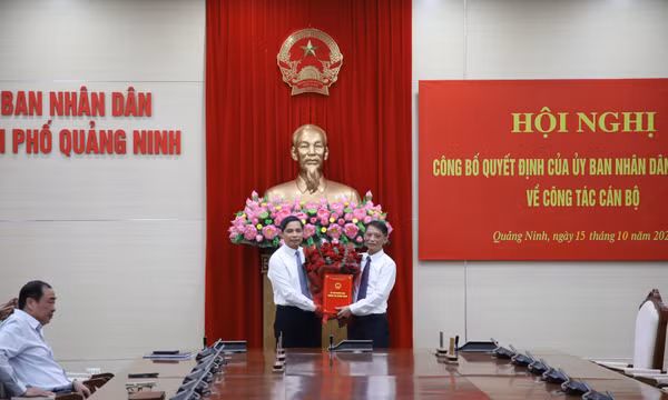 Công bố quyết định của UBND thành phố về công tác cán bộ Sở Tài chính và Sở Công Thương