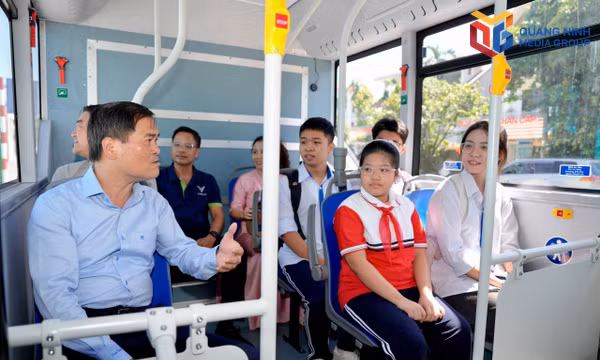 Chủ tịch UBND thành phố trực tiếp trải nghiệm, kiểm tra chuyến xe buýt miễn phí đến trường đầu tiên 