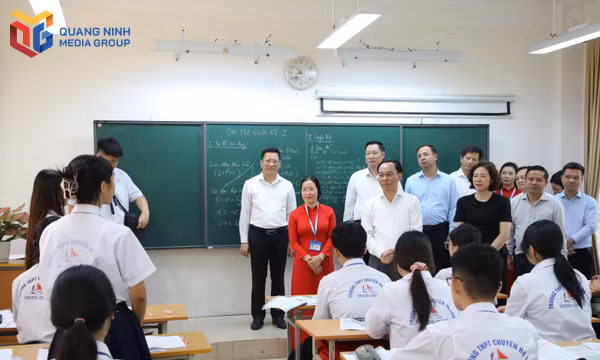 Bộ trưởng Bộ Giáo dục và Đào tạo thăm, làm việc tại Trường THPT Chuyên Hạ Long, Trường Tiểu học và THCS Hà Tu