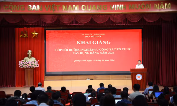 Khai giảng lớp bồi dưỡng nghiệp vụ công tác Tổ chức xây dựng Đảng 