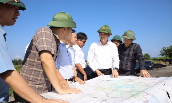 Lãnh đạo thành phố kiểm tra phương án xây dựng tuyến đường bao thay thế đê Hà Nam