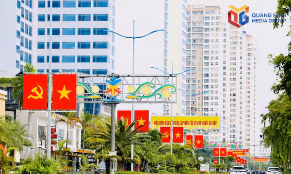 Rực rỡ sắc cờ hoa, tưng bừng niềm hạnh phúc chào mừng thành phố Quảng Ninh