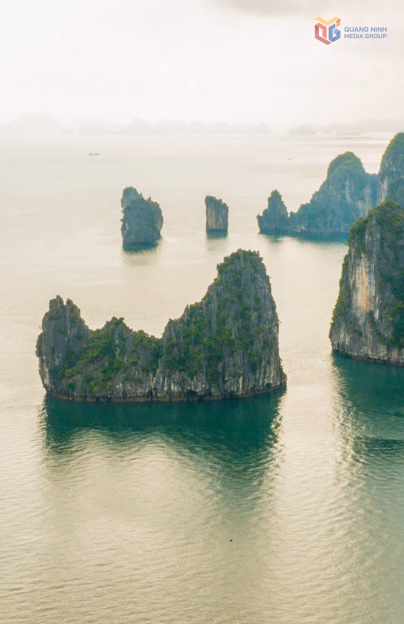 Trời về chiều, sắc thu nhuộm núi non, mây trời và mặt nước tạo nên khung cảnh thơ mộng, yên bình.