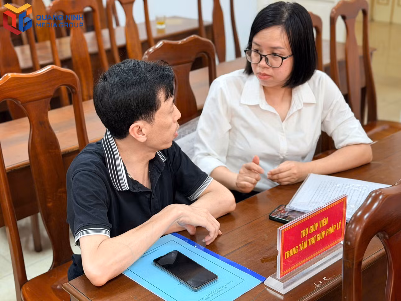 bqn_tl_2533760-tro-giup-vien-phap-ly-khuong-thi-sen-tu-van-phap-ly-cho-nguoi-dan-trong-buoi-tro-giup-phap-co-so-tai-phuong-mong-duong-thang-4-2026-anh-nvcc-08462924.jpg