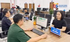 Cán bộ Đồn BPCK Cảng Cẩm Phả giải quyết thủ tục cho người xuất nhập cảnh.