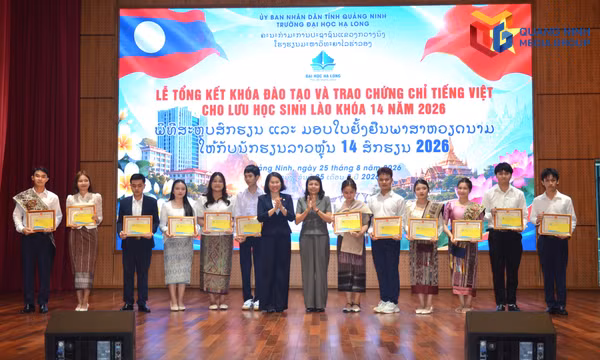 Trao chứng chỉ tiếng Việt cho lưu học sinh Lào khóa 14