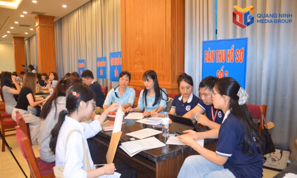 Trường Đại học Hạ Long đón tân sinh viên nhập học đợt 1