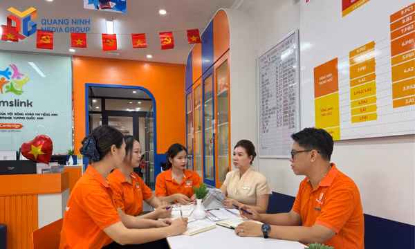 Chị Nguyễn Thị Thu Quỳnh, Giám đốc Công ty TNHH Tư vấn Đào tạo Trường Thuận Thành họp với nhân viên.