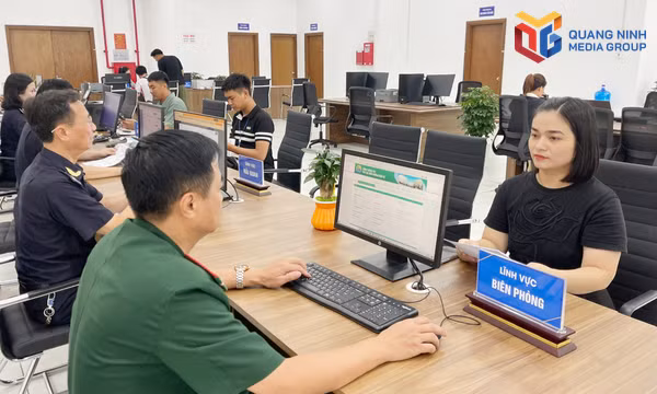 Cán bộ Đồn BPCK Cảng Cẩm Phả giải quyết thủ tục cho người xuất nhập cảnh.