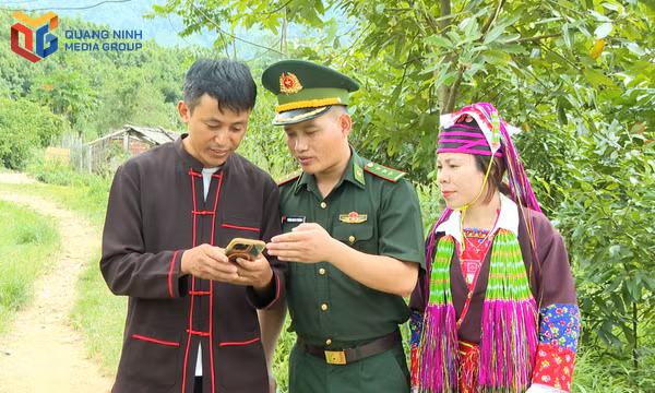 Trung tá Vi Tiến Nghiệp (Đồn Biên phòng cửa khẩu Hoành Mô) trao đổi tại cuộc sinh hoạt Chi bộ thôn Phiêng Sáp, xã Lục Hồn về việc cài đặt, sử dụng hòm thư tố giác tội phạm.