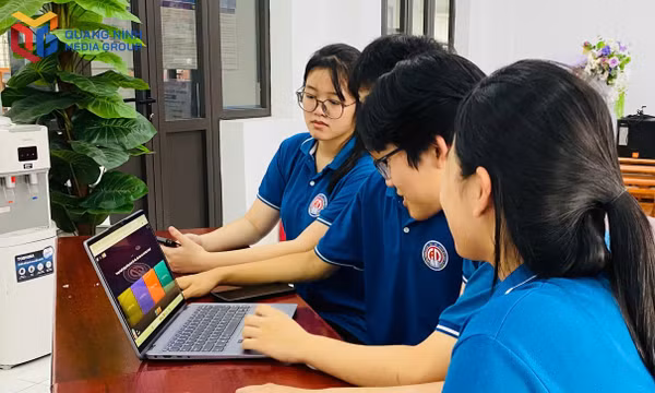 Sinh viên Trường Cao đẳng Y tế Quảng Ninh thảo luận nhóm.