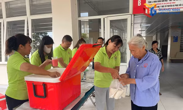 Trao gửi yêu thương qua từng bát cháo