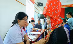 Người dân trên địa bàn xã Lục Hồn được thăm khám và tư vấn sức khỏe.