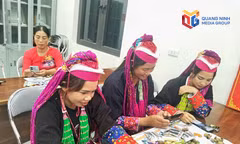 Cán bộ Hội LHPN phường Phong Cốc tuyên truyền về các ứng dụng số cho người dân trên địa bàn.