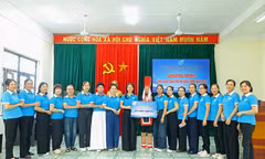 Trao mô hình sinh kế cho phụ nữ DTTS tại xã Hoành Mô.