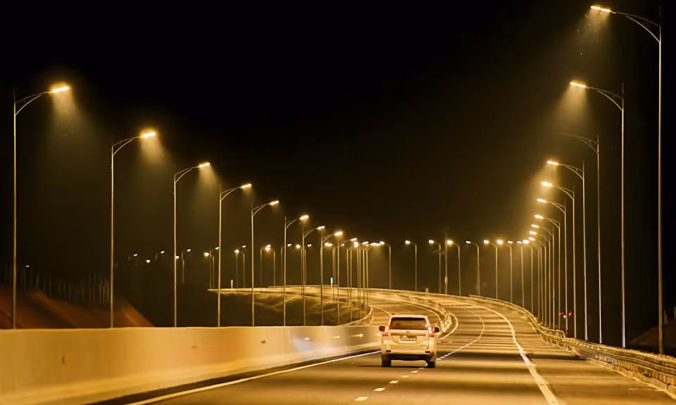 Cao tốc Vân Đồn - Móng Cái rực sáng trong đêm