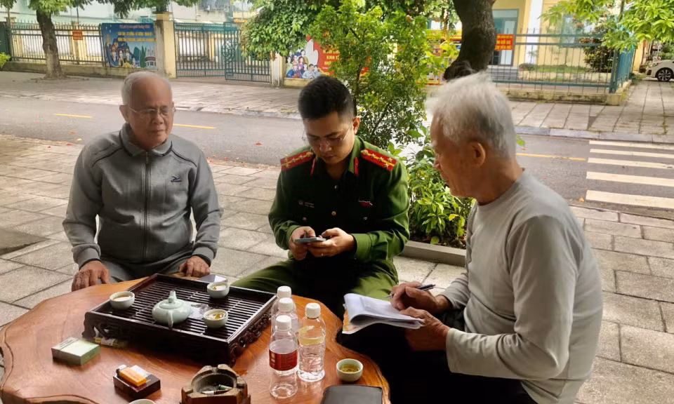 Nhân dân phường Móng Cái 1 tham gia góp ý kiến vào Dự thảo văn kiện đại hội Đảng trên ứng dụng VNeID